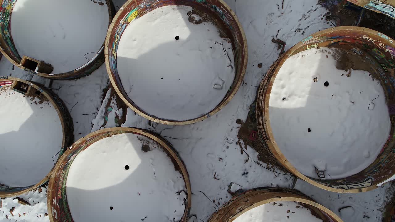 un dron disparó directamente por encima de la cabeza, captura el agua y los tanques de lixiviación del antiguo molino tintic en genola, utah, construido en la década de 1920