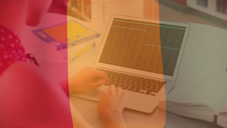 animación de la bandera de guinea y procesamiento de datos digitales sobre mujer caucásica usando portátil