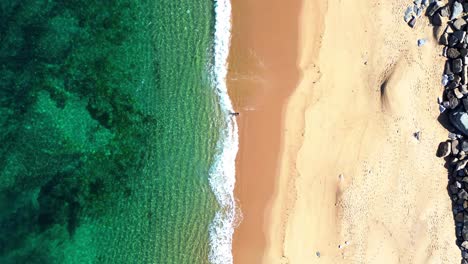 Vista-Aérea-De-Playa-Tropical,-Olas-Azules,-4k