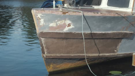 la proa de un barco de madera se está preparando para la pintura