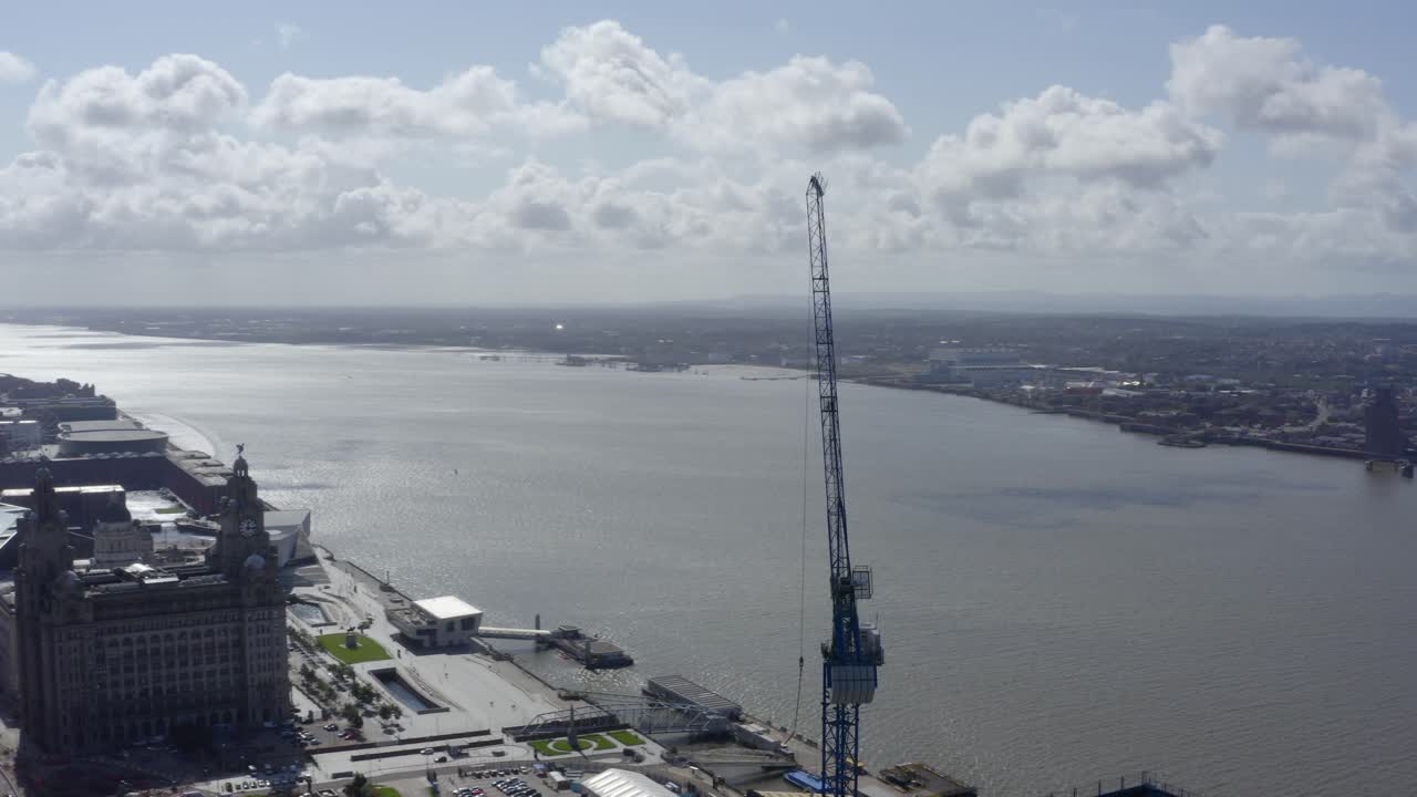 съемка с дрона орбитального крана на берегу моря 02