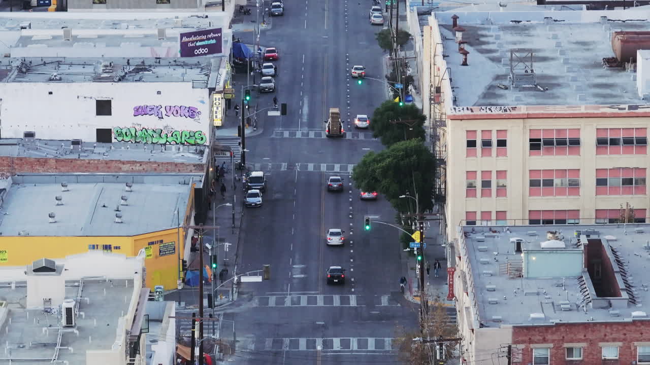 vista aérea de una concurrida calle de la ciudad con coches y edificios