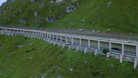 Auto-Fährt-Auf-Einer-Bergautobahn