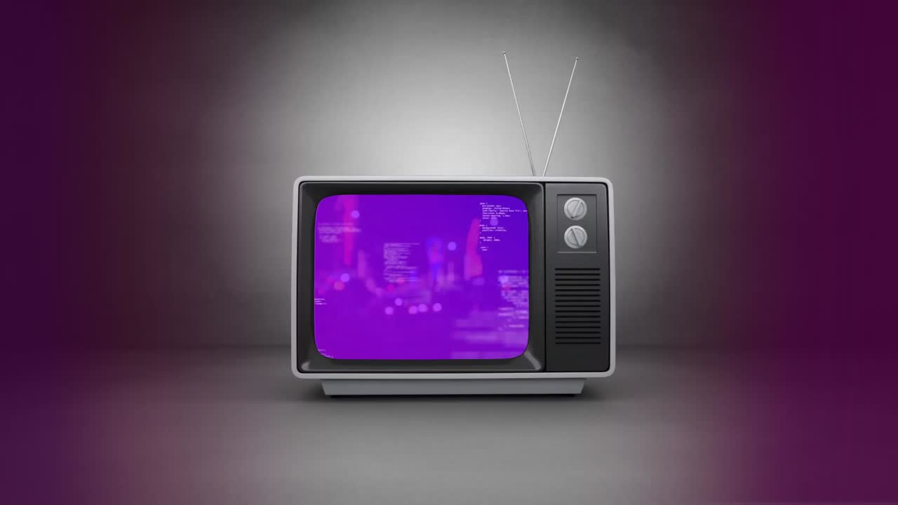 Vecchia TV con paesaggio urbano sullo schermo su sfondo grigio e viola