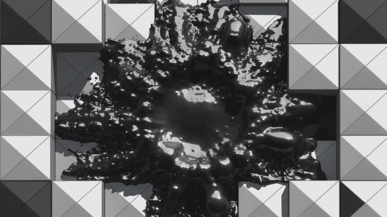 Glänzende schwarze, zähflüssige Flüssigkeit breitet sich in einem vertieften Becken über Pyramidenfliesen aus.