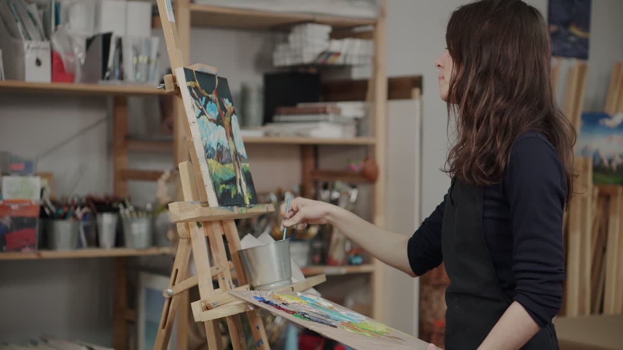 미술 스튜디오 에서 그림 을 그리는 여자