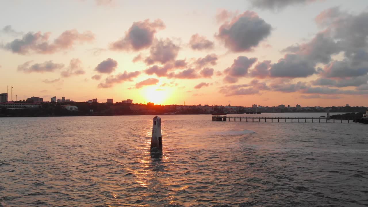puesta de sol en el puerto viejo y la ciudad de mombasa