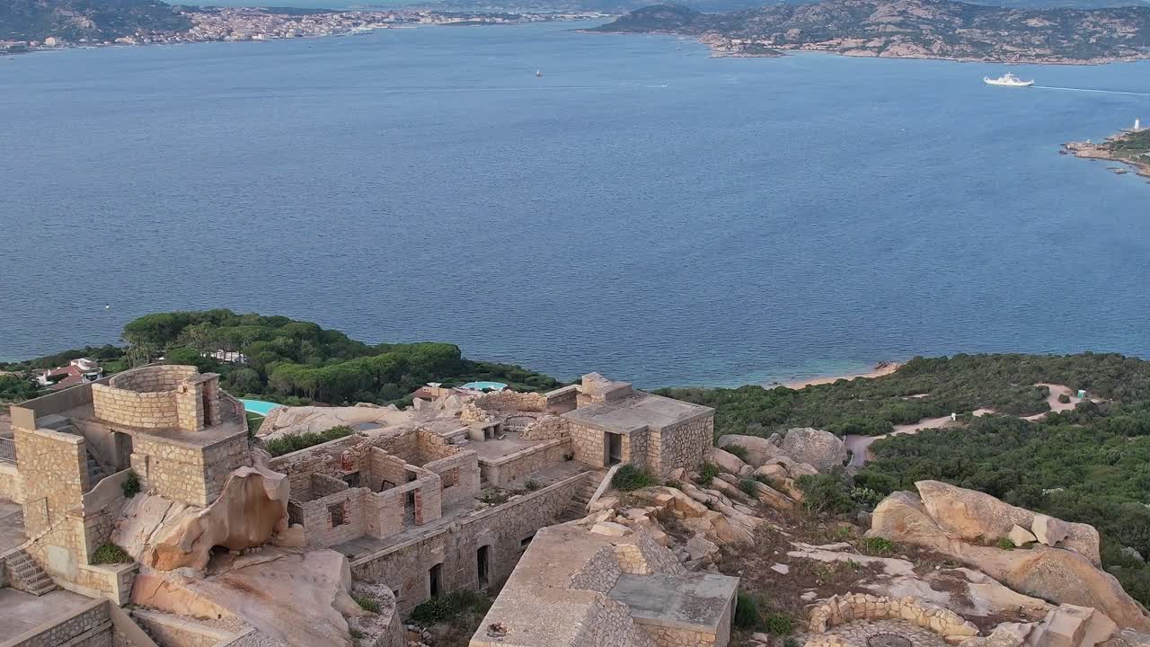 Vista de la costa de Cerdeña con agua y zonas verdes desde las alturas