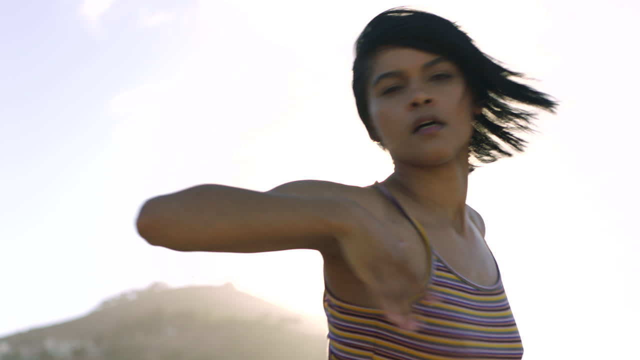 bailarina de estilo libre de moda practicando la coreografía