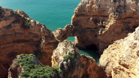 Ponta-Da-Piedade,-Formaciones-De-Acantilados-A-Lo-Largo-De-La-Costa-De-La-Ciudad-De-Lagos,-Algarve