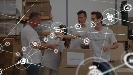 animación de una red de iconos digitales sobre un equipo de diversos voluntarios que guardan artículos en la caja de donaciones