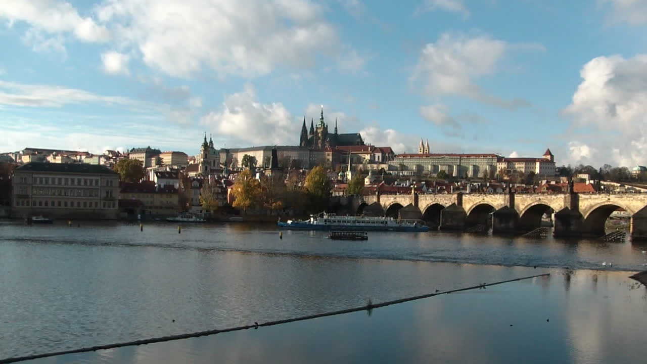 Paesaggio di Praga incentrato sul Ponte Carlo