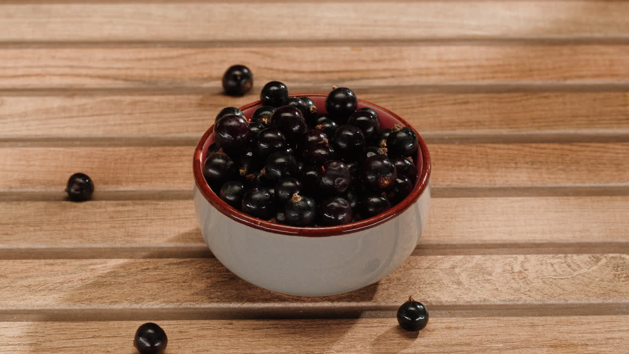 나무 테이블 에 있는 그 에 검은 수박