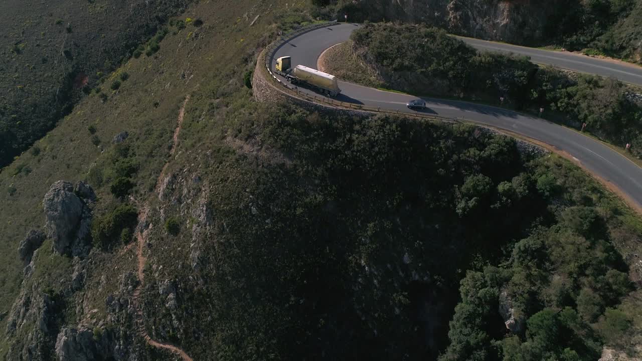 Vista aérea de un camión cisterna de transporte circulando por un bucle cerrado de autopista