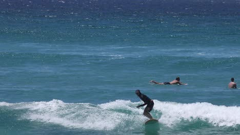 sequenz eines surfers, der eine welle fängt und reitet