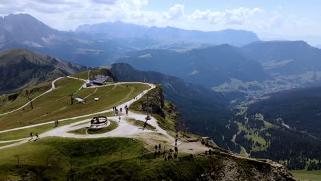 Vistas-Aéreas-Con-Drones-De-La-Cordillera-De-Seceda-Patrimonio-Mundial-De-La-Unesco-En-Los-Dolomitas,-Italia