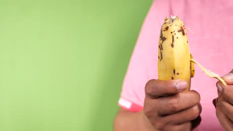 pelando un plátano