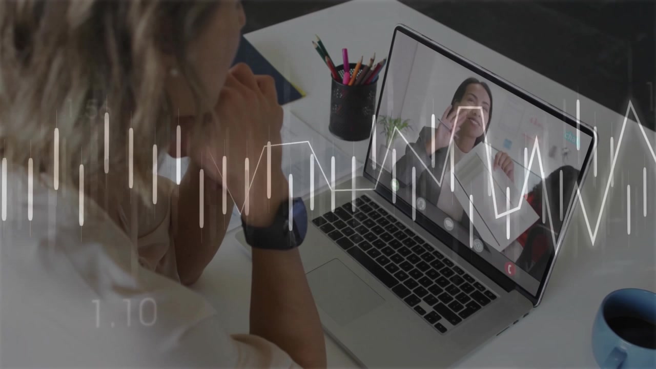 Mujer sentada en un escritorio viendo una videollamada de negocios en un portátil, señalando un documento, con niveles de audio animados.