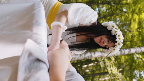 terapeuta mujer médico haciendo mujer relajante spa masaje facial con las manos al aire libre en el bosque
