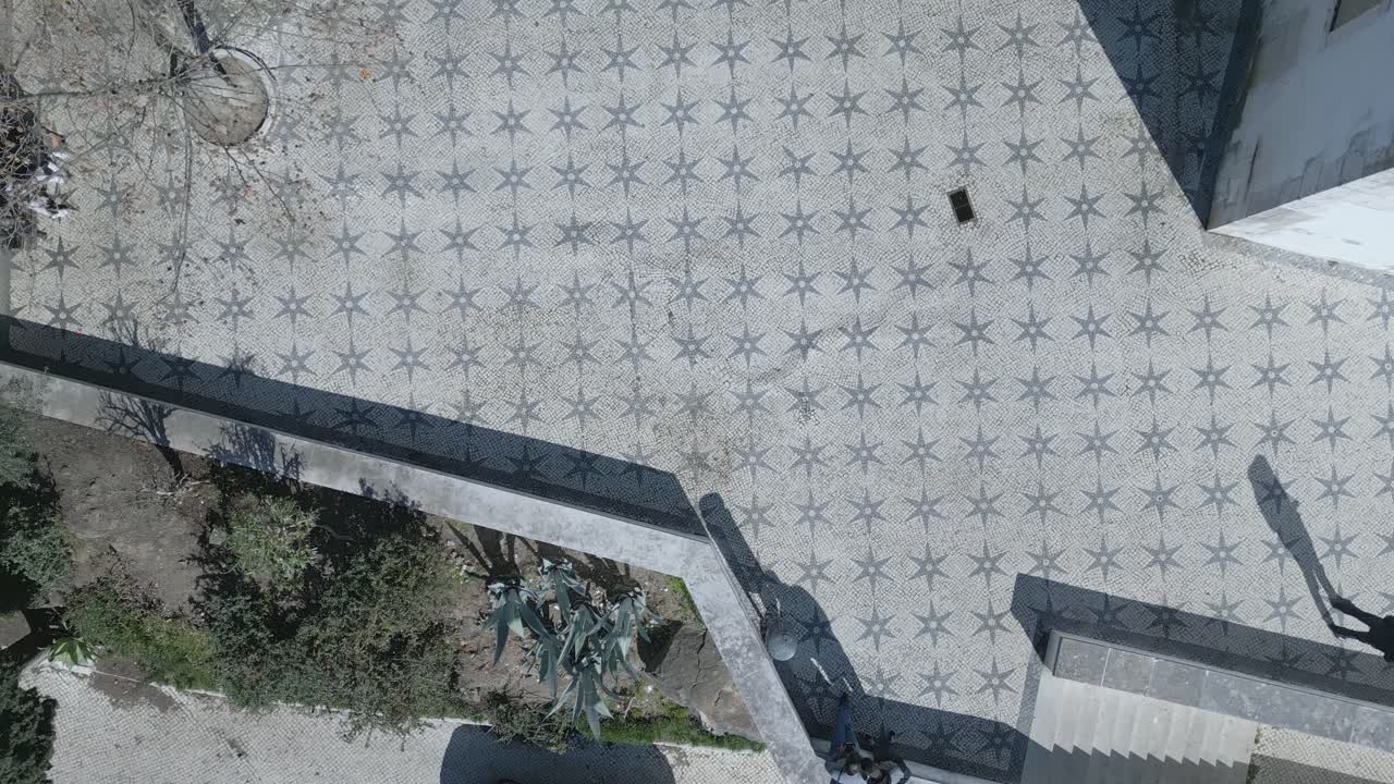 vista aérea siguiendo los contornos de un mosaico de estrellas que muestra los muchos mosaicos pequeños y el patrón hecho con los mosaicos blancos en lisboa