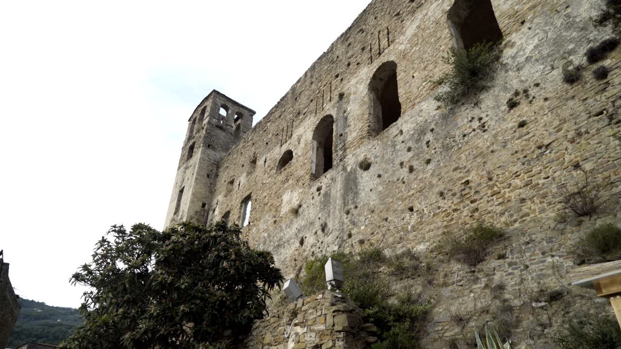 las ruinas de los muros del castillo en italia
