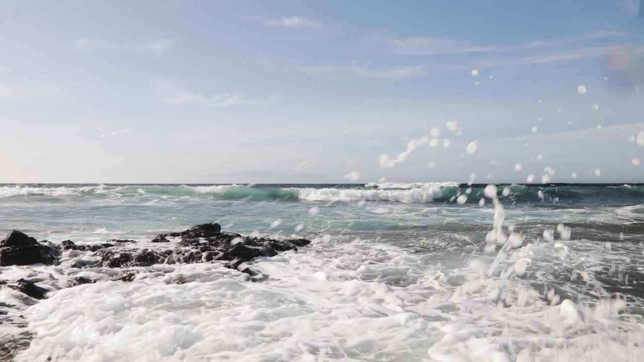 대서양에서 해안선, 테네리페까지 바위 위로 부서지는 파도