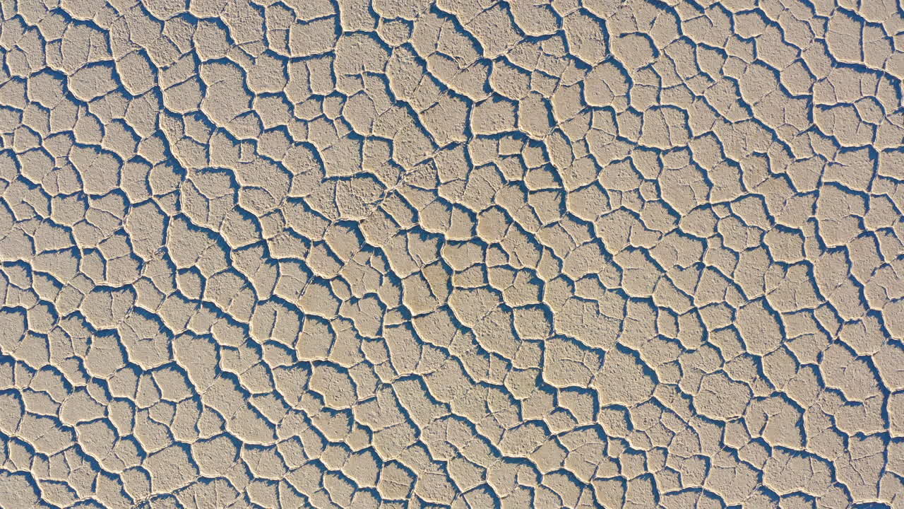 밝고 화창한 날 데스 밸리 국립공원의 배드워터 유역에 있는 마른 염전 위로 공중이 떠오릅니다.