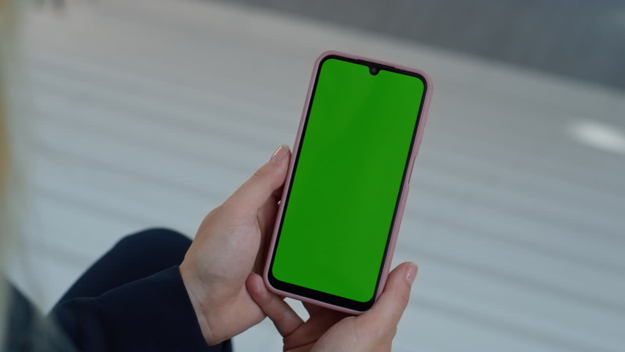 Mani di donna che tengono un mockup di cellulare mentre leggono un messaggio in primo piano. App per donne d'affari