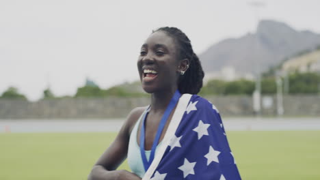 una joven atleta celebrando su victoria