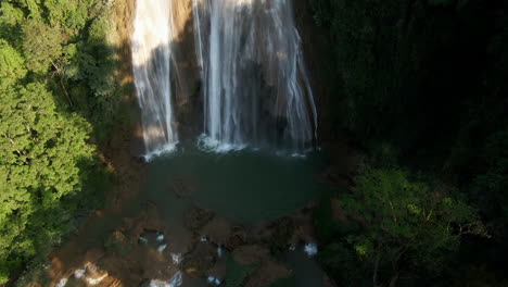 Cascada-Dat-Taw-Gyaint-Cerca-De-Anisakan-En-Un-Día-Soleado