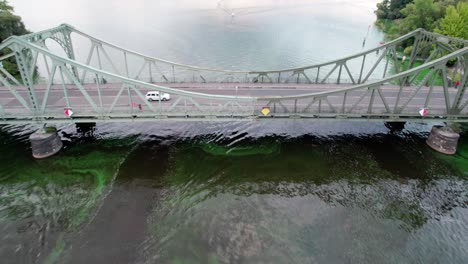 volando hacia el puente sobre la cabeza con el coche pasando