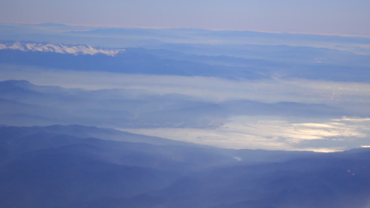 산 과 구름 을 공중 에서 볼 수 있다