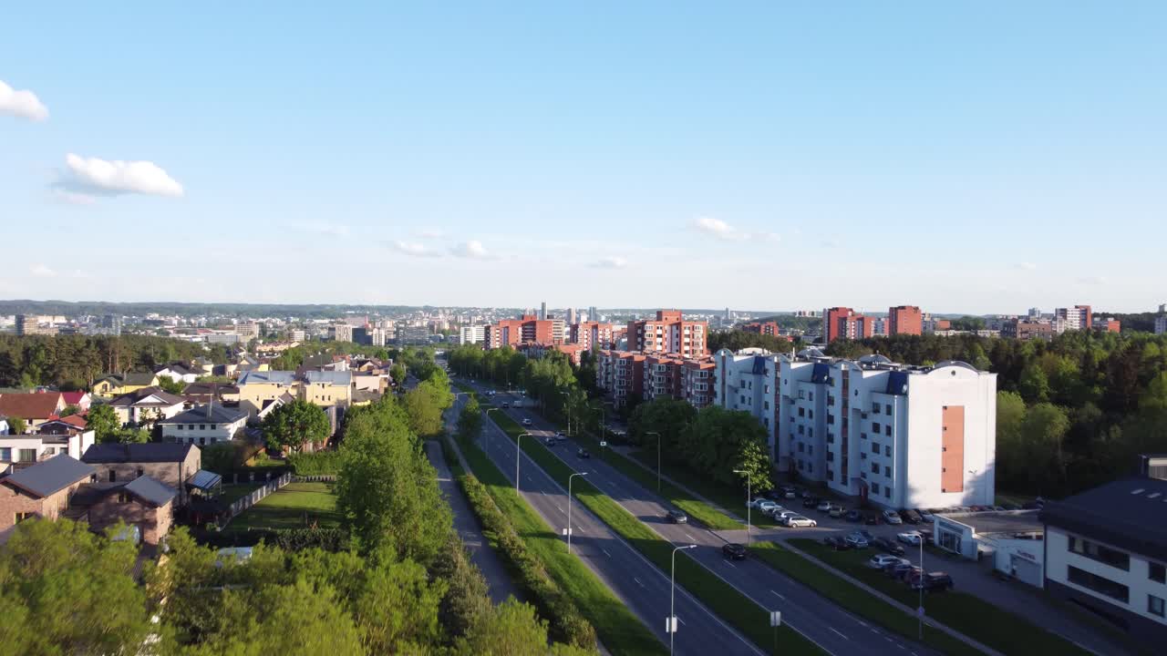 АЭРОСЪЕМКА. Восходящий кадр сквозь деревья над всем городом Вильнюсом, Литва
