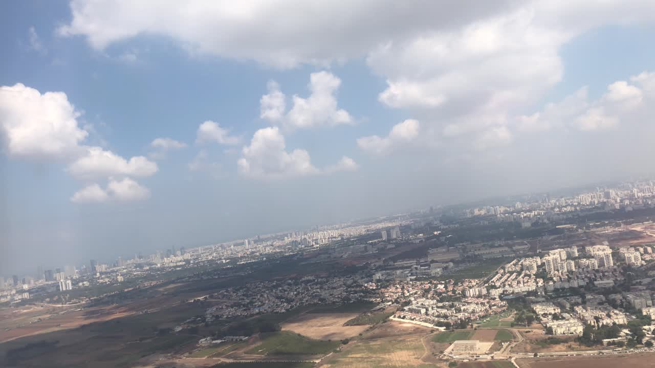 Veduta aerea di una città con nuvole