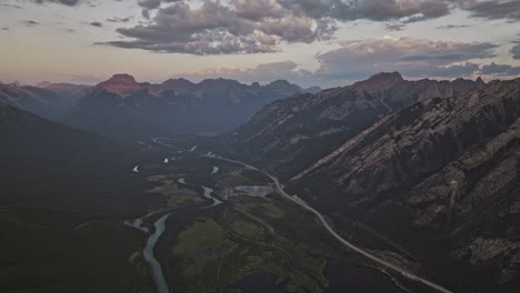 Banff-Ab-Canada-Vista-Aérea-V10-Panorámica-A-Gran-Altitud-Del-Prístino-Paisaje-Natural-Del-Río-Bow,-Imponentes-Cadenas-Montañosas,-Frondosos-Bosques-Y-Valles-Al-Amanecer---Filmada-Con-Mavic-3-Pro-Cine---Julio-De-2023