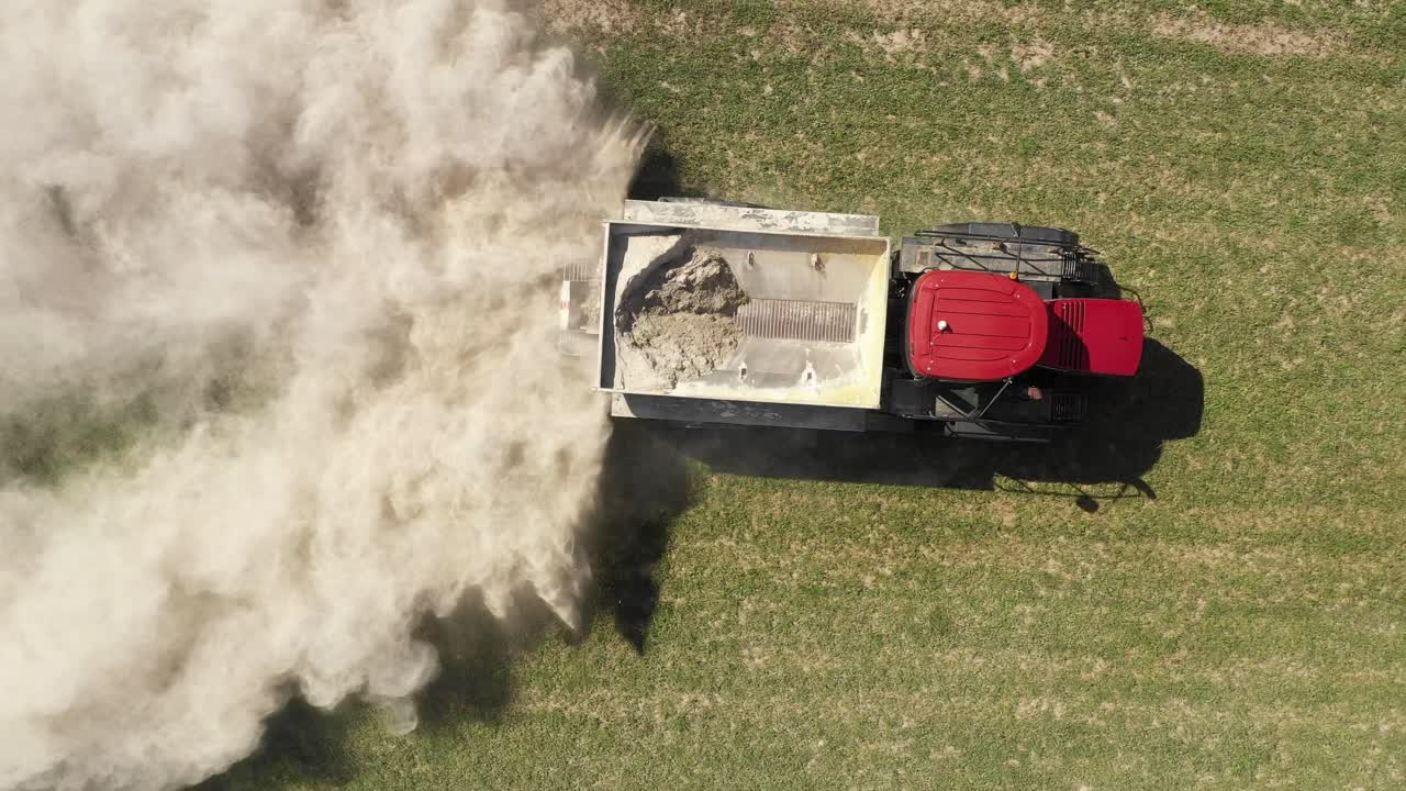 trattore agricolo che sparge polvere bianca da vicino ascendere a un'ampia vista