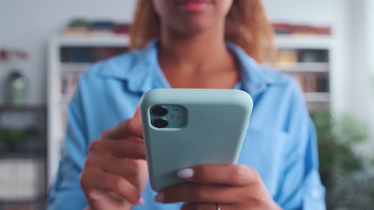 teléfono móvil de primer plano en manos de una mujer joven casual usando aplicaciones en línea