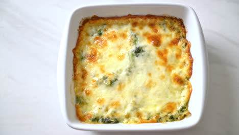 Gebackene-Spinatlasagne-Mit-Käse-In-Weißer-Platte