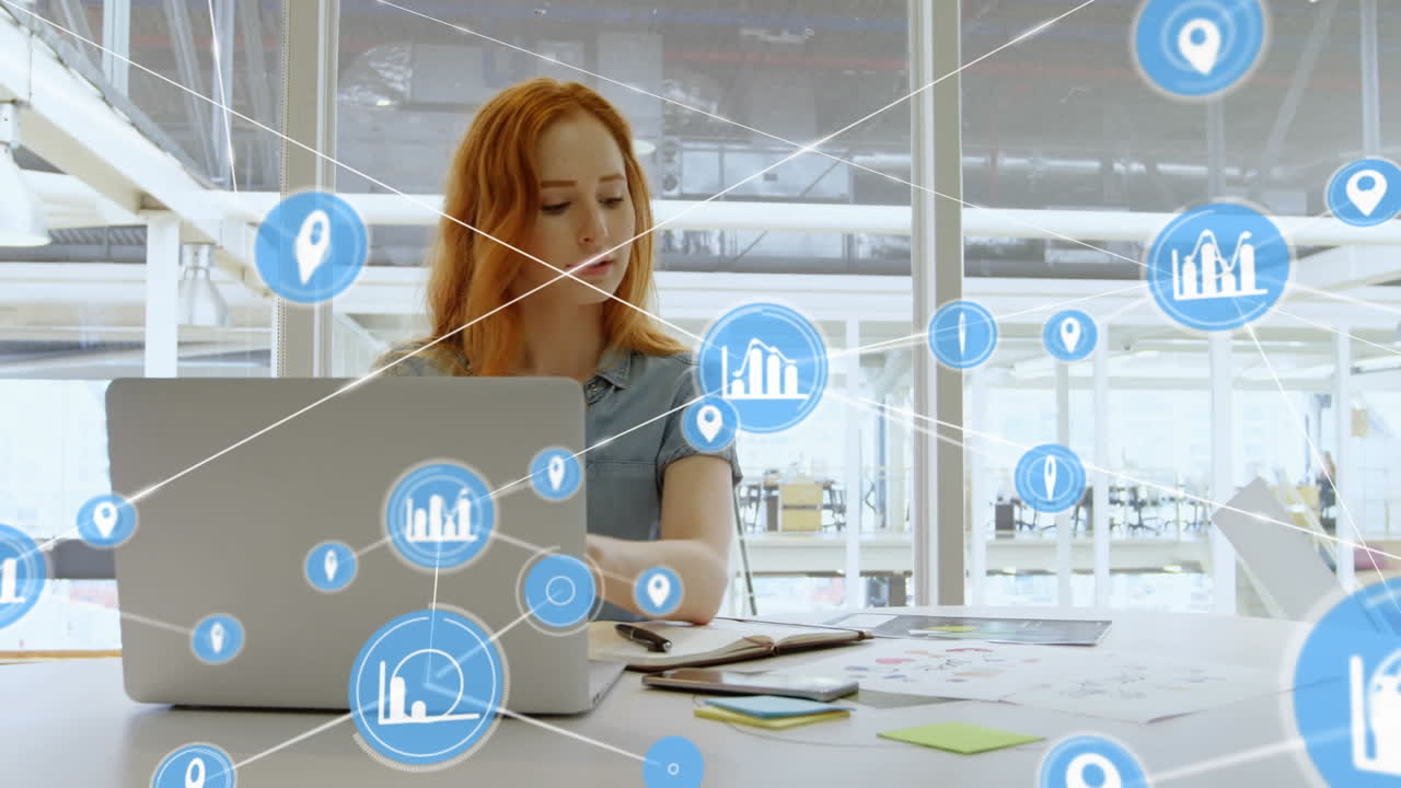 animación de una red de iconos digitales contra una mujer caucásica que usa una computadora portátil en la oficina