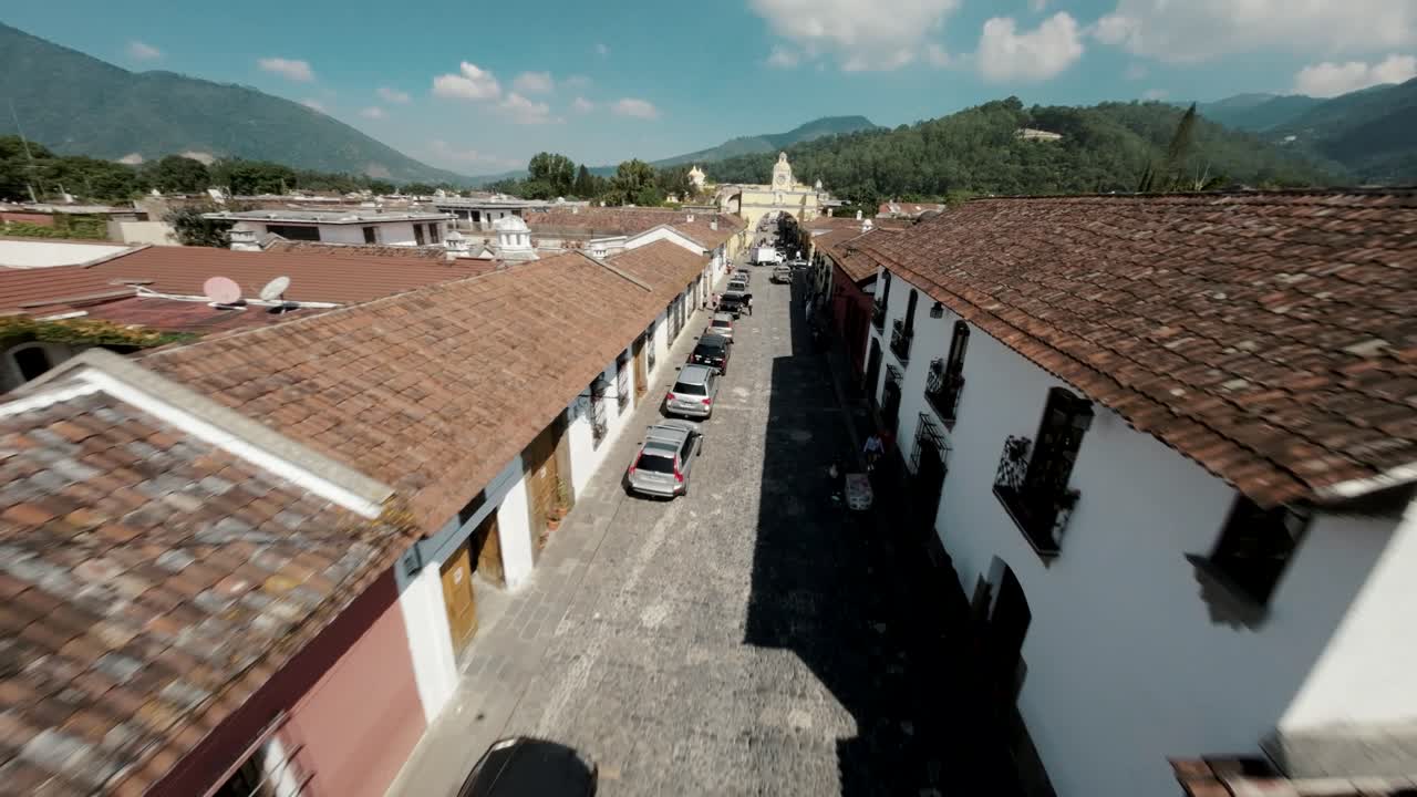 Luftbillede fra FPV-drone af buegaden i Antigua Guatemala