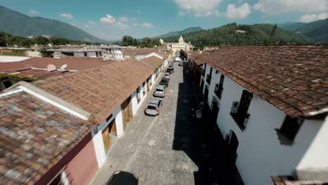 Fpv-Luftaufnahme-Der-Bogenstraße-Von-Antigua,-Guatemala