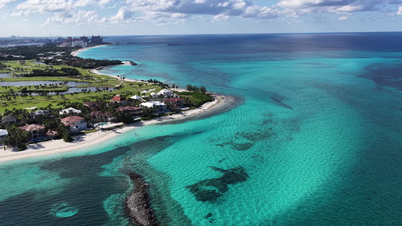 Paradise Islandin siluetti Nassaussa, New Providence Bahamassa. Merimaiseman siluetti. Keskustanäkymä. Kesäloma. Paradise Islandin siluetti Nassaussa, New Providence Bahamassa. Korkeat rakennukset