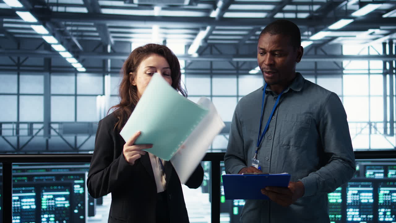 ejecutivos de gestión de centros de datos leyendo archivos de papeleo