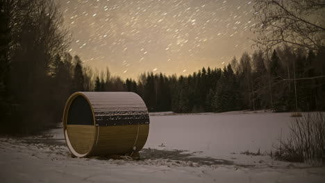 Timelapse-De-La-Noche-Al-Día-En-Un-Paisaje-Congelado-Rodeado-De-árboles