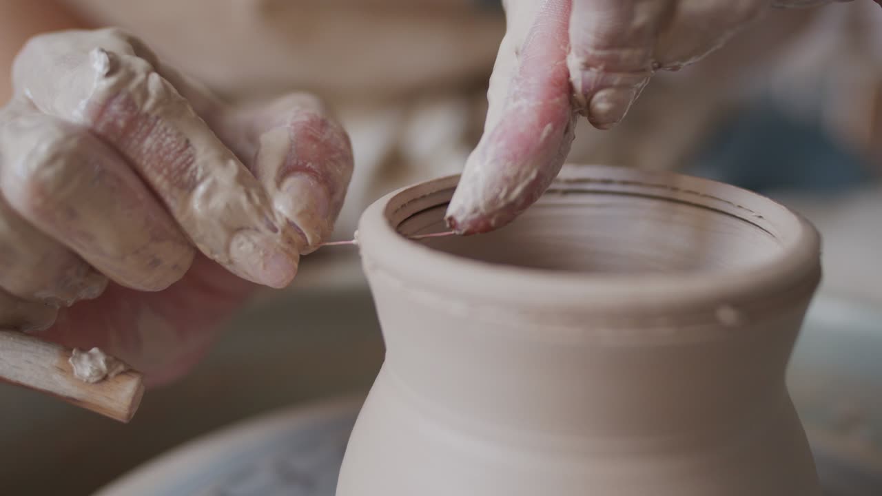 Una vasaia crea un vaso al tornio