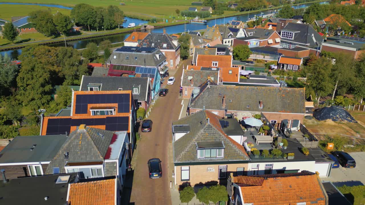 자동차가 천천히 전통적인 노스 홀랜드 귀여운 마을 드론  ⁇  뷰를 통해 운전