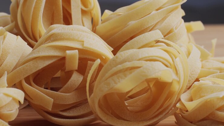 Primo piano di nidi di tagliatelle crude