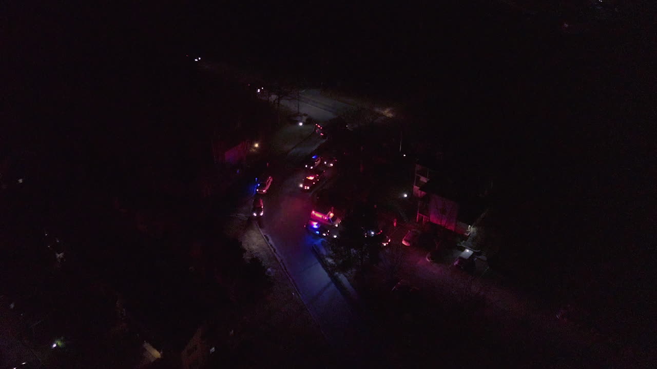 toma aérea nocturna de ambulancias y coches de policía