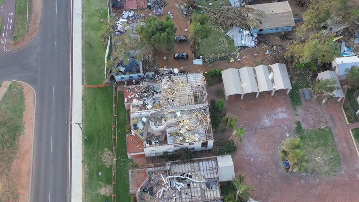 Excelente toma aérea de los daños causados por el ciclón Seroja en las viviendas de Kalbarri, Australia, donde los tejados han sido arrancados de las casas