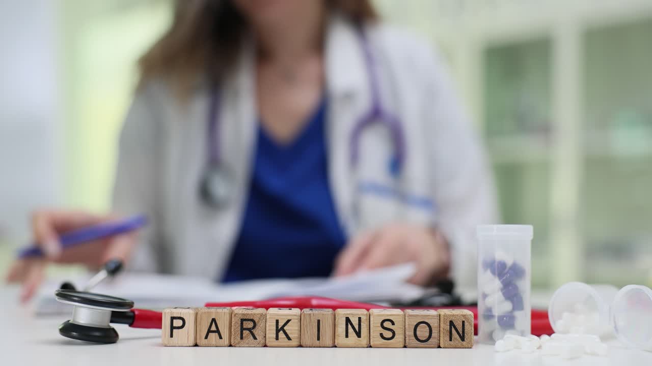 Blocchi di parole sulla malattia di Parkinson con medico e forniture mediche